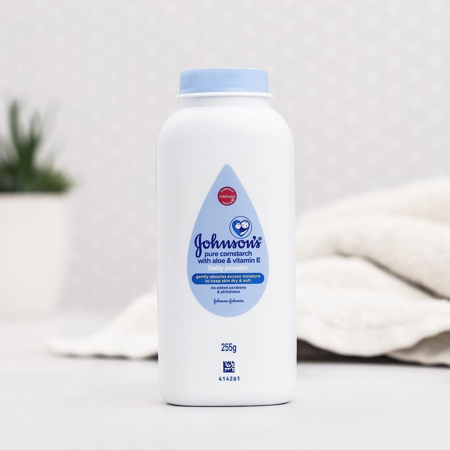 Johnson's Baby Powder with Naturally Derived Cornstarch Aloe & Vitamin E, Hypoallergenic, 9 oz