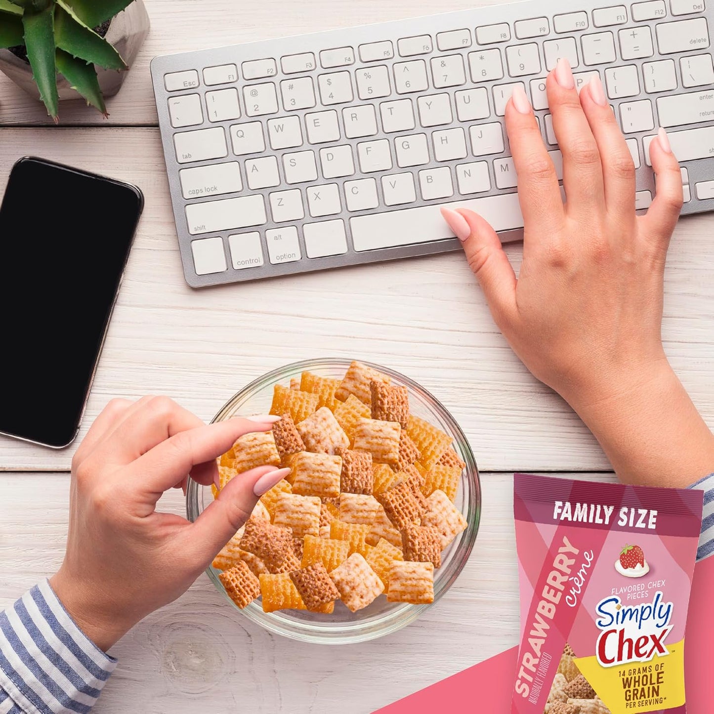 Simply Chex Strawberry Crème Snack Mix Family Size, 13.5 OZ